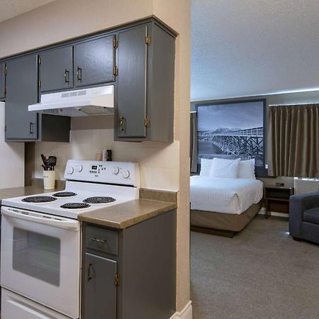 Отель Super 8 By Wyndham Kamloops On The Hill Экстерьер фото