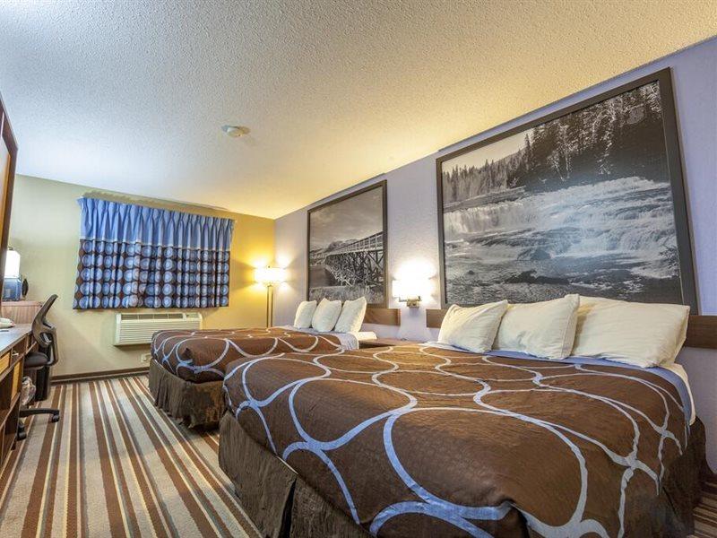 Отель Super 8 By Wyndham Kamloops On The Hill Экстерьер фото