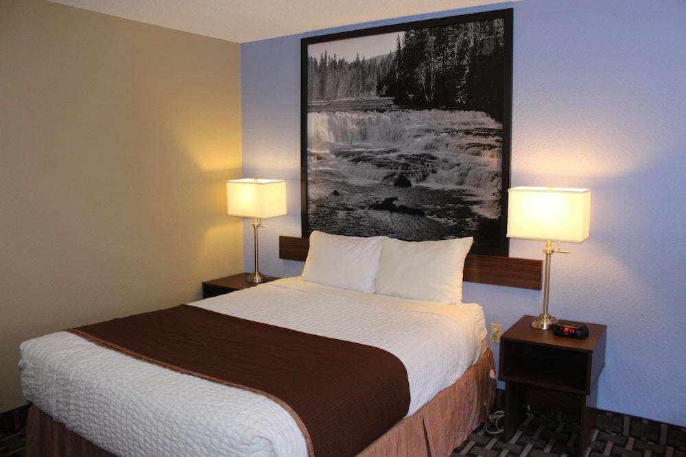 Отель Super 8 By Wyndham Kamloops On The Hill Экстерьер фото