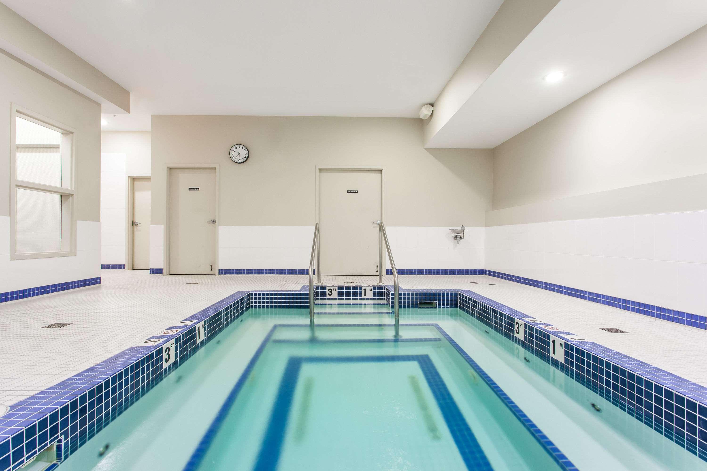 Отель Super 8 By Wyndham Kamloops On The Hill Экстерьер фото
