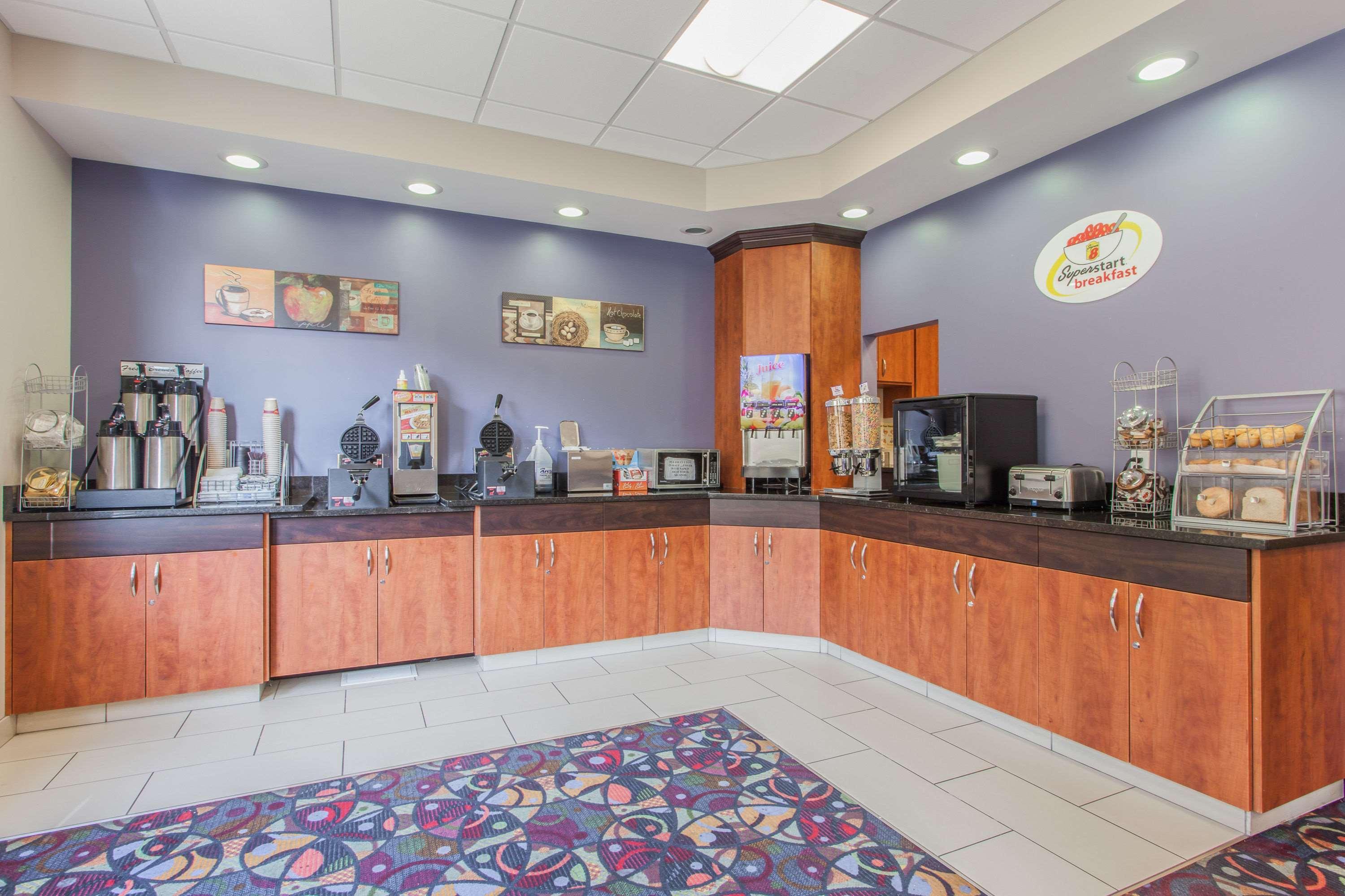 Отель Super 8 By Wyndham Kamloops On The Hill Экстерьер фото