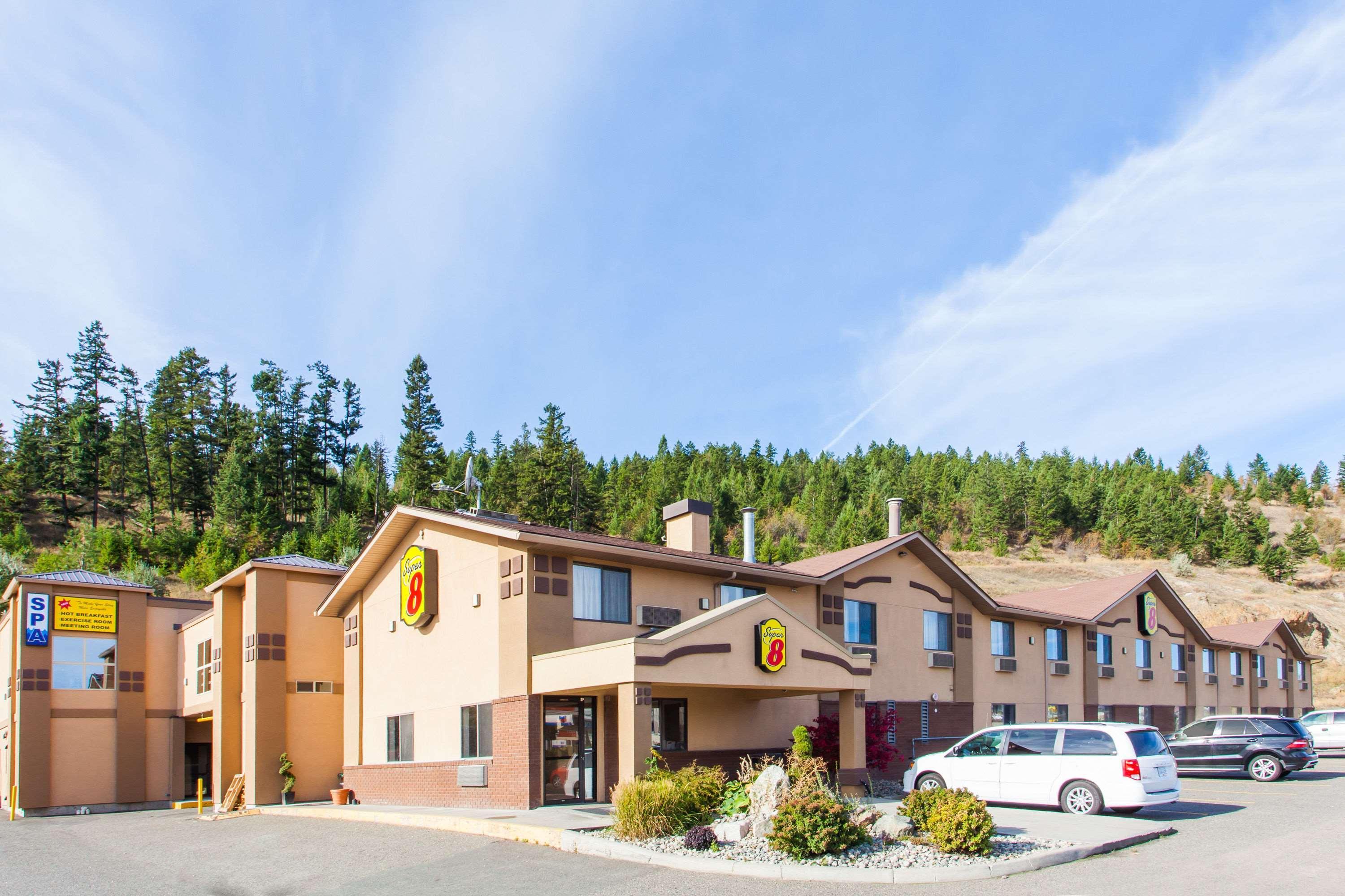 Отель Super 8 By Wyndham Kamloops On The Hill Экстерьер фото