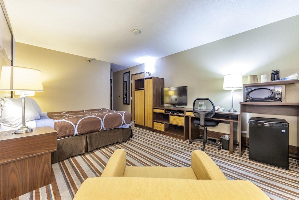 Отель Super 8 By Wyndham Kamloops On The Hill Экстерьер фото