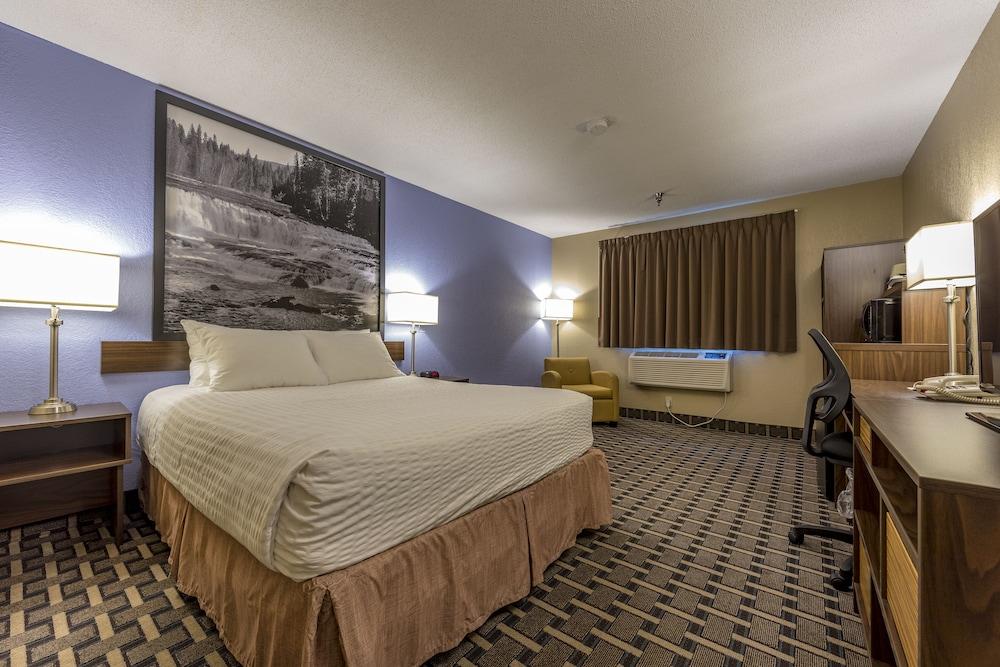 Отель Super 8 By Wyndham Kamloops On The Hill Экстерьер фото