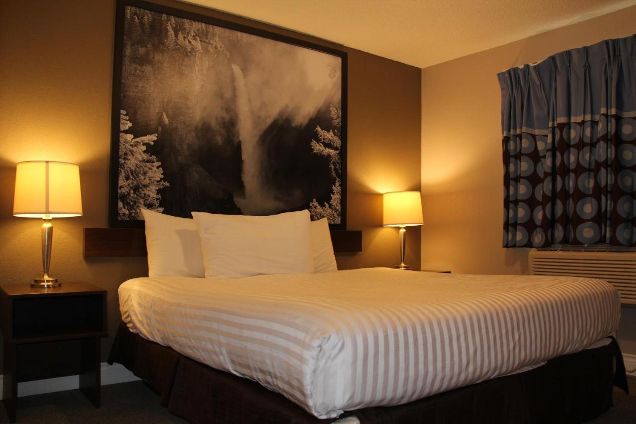 Отель Super 8 By Wyndham Kamloops On The Hill Экстерьер фото