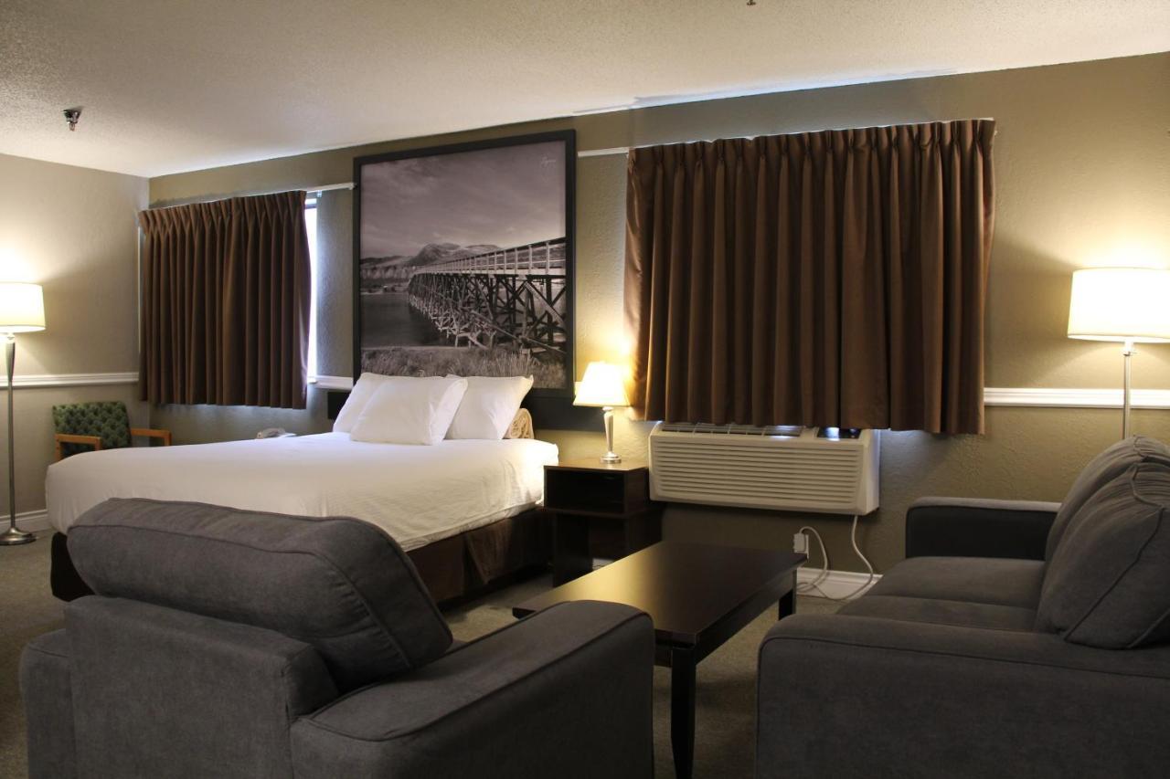 Отель Super 8 By Wyndham Kamloops On The Hill Экстерьер фото
