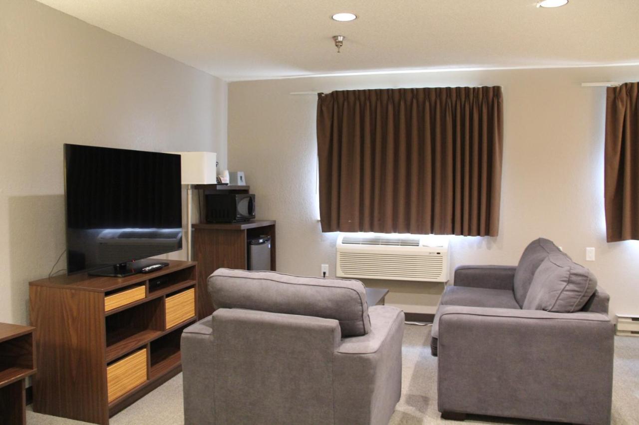 Отель Super 8 By Wyndham Kamloops On The Hill Экстерьер фото