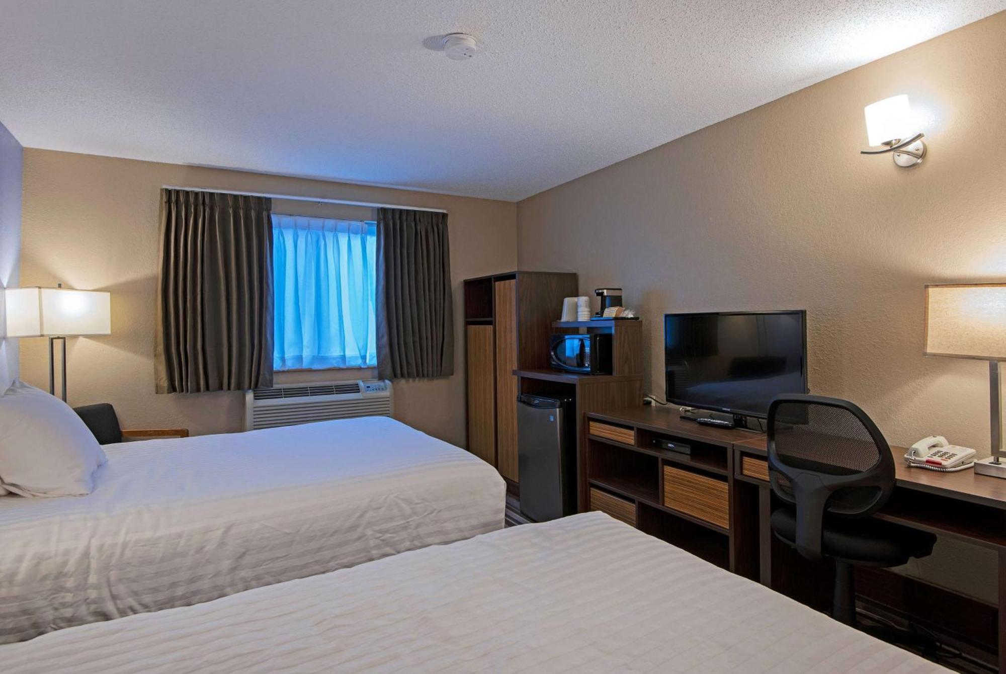 Отель Super 8 By Wyndham Kamloops On The Hill Экстерьер фото