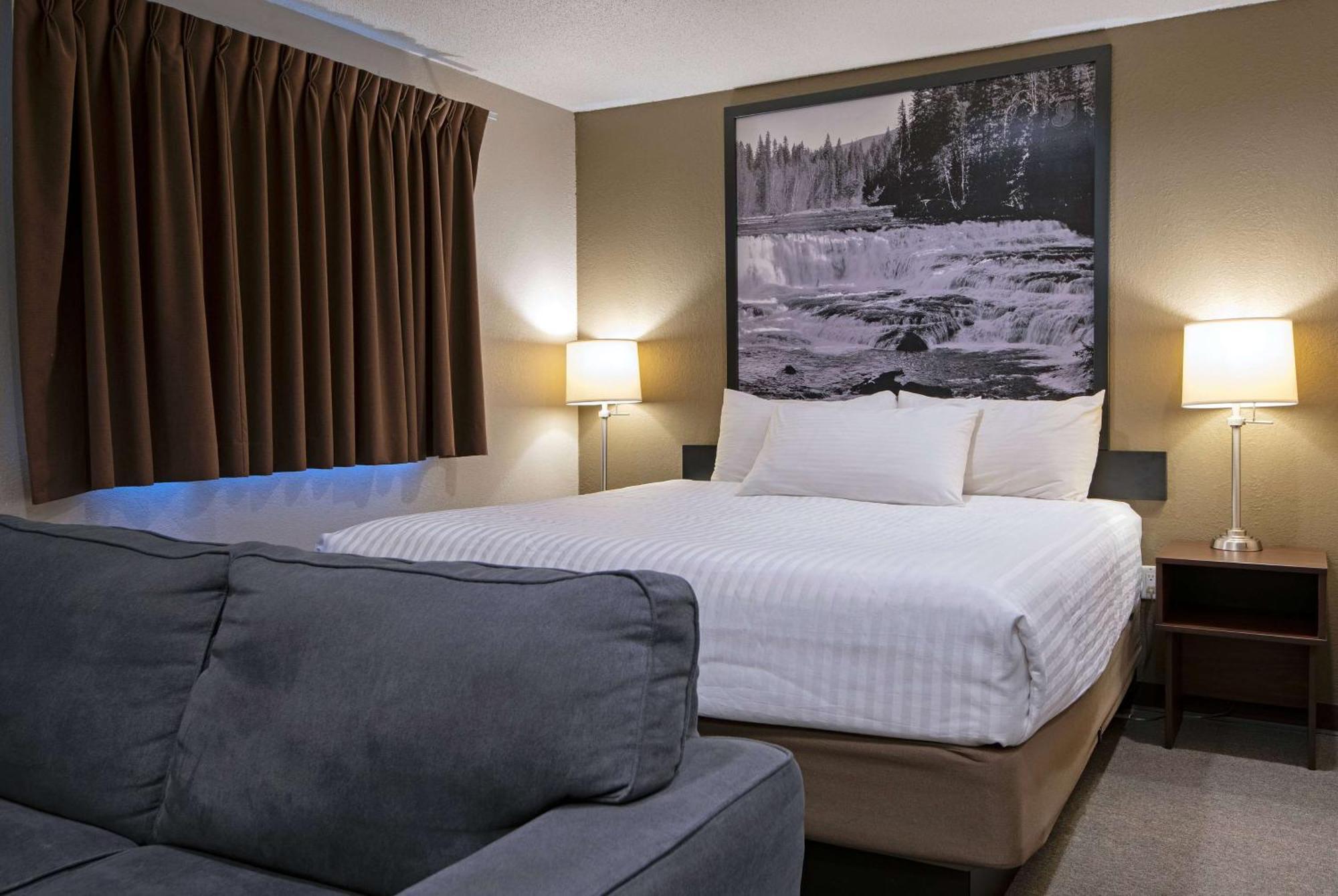 Отель Super 8 By Wyndham Kamloops On The Hill Экстерьер фото