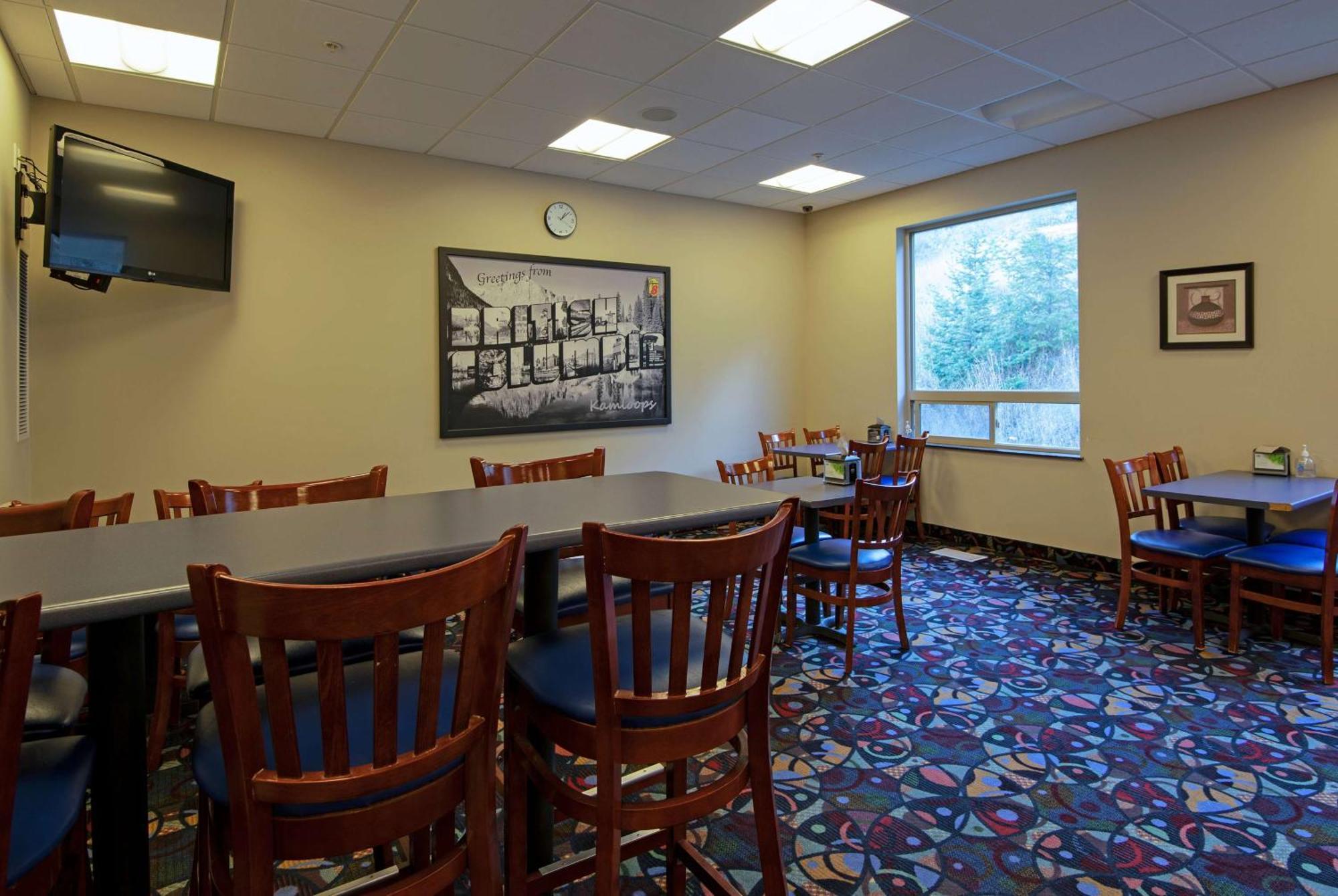 Отель Super 8 By Wyndham Kamloops On The Hill Экстерьер фото