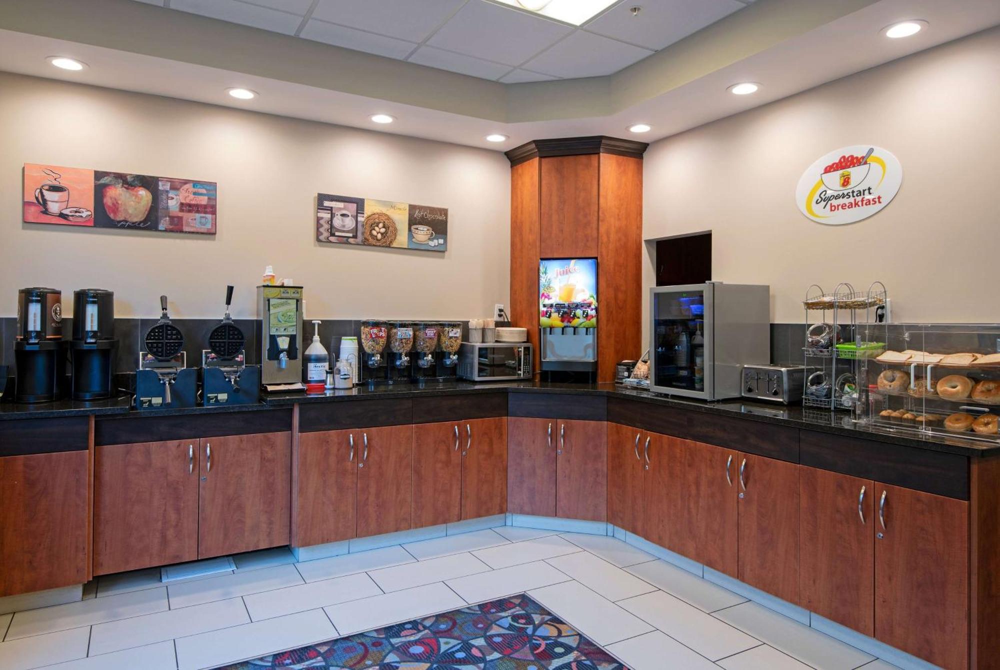 Отель Super 8 By Wyndham Kamloops On The Hill Экстерьер фото