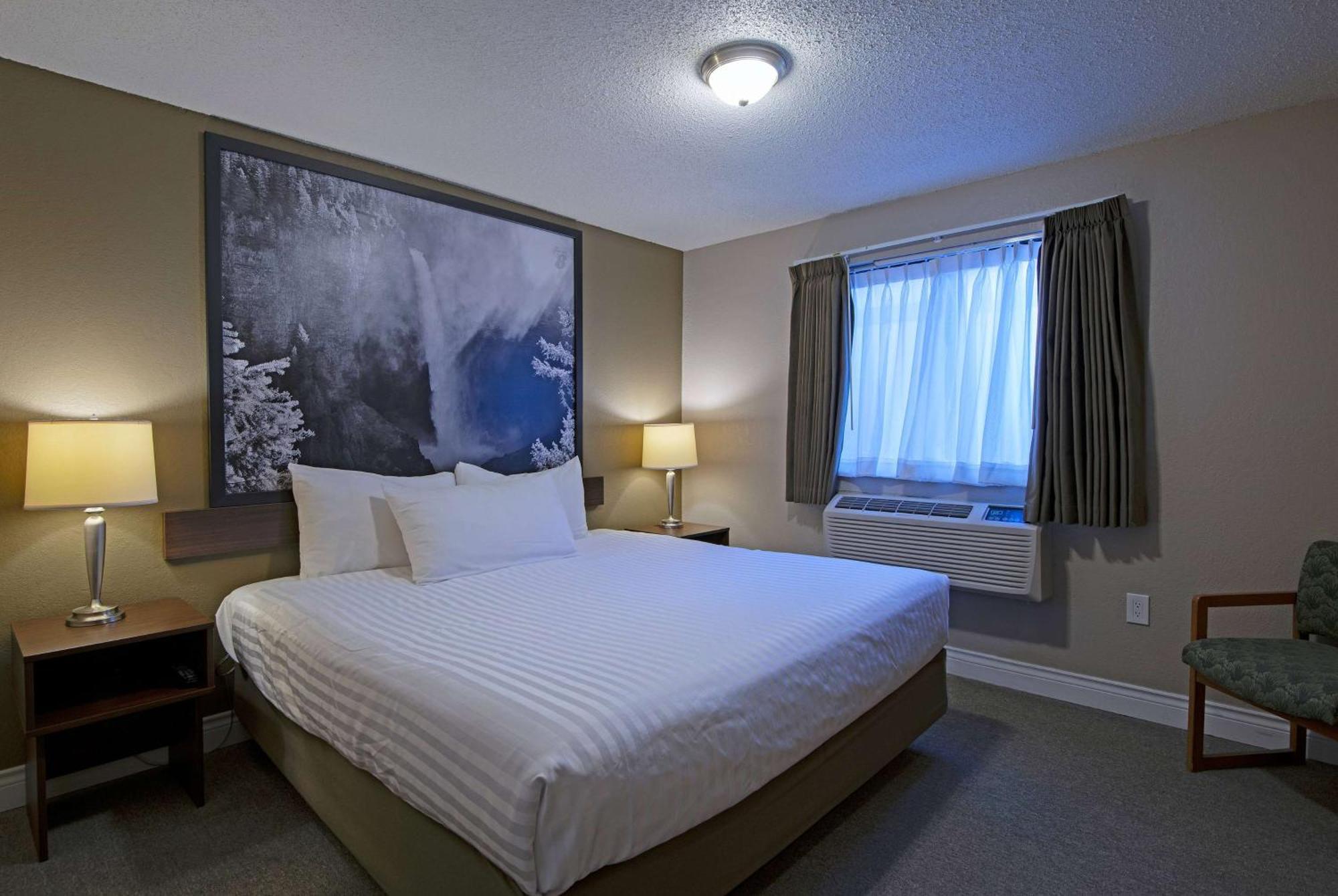 Отель Super 8 By Wyndham Kamloops On The Hill Экстерьер фото