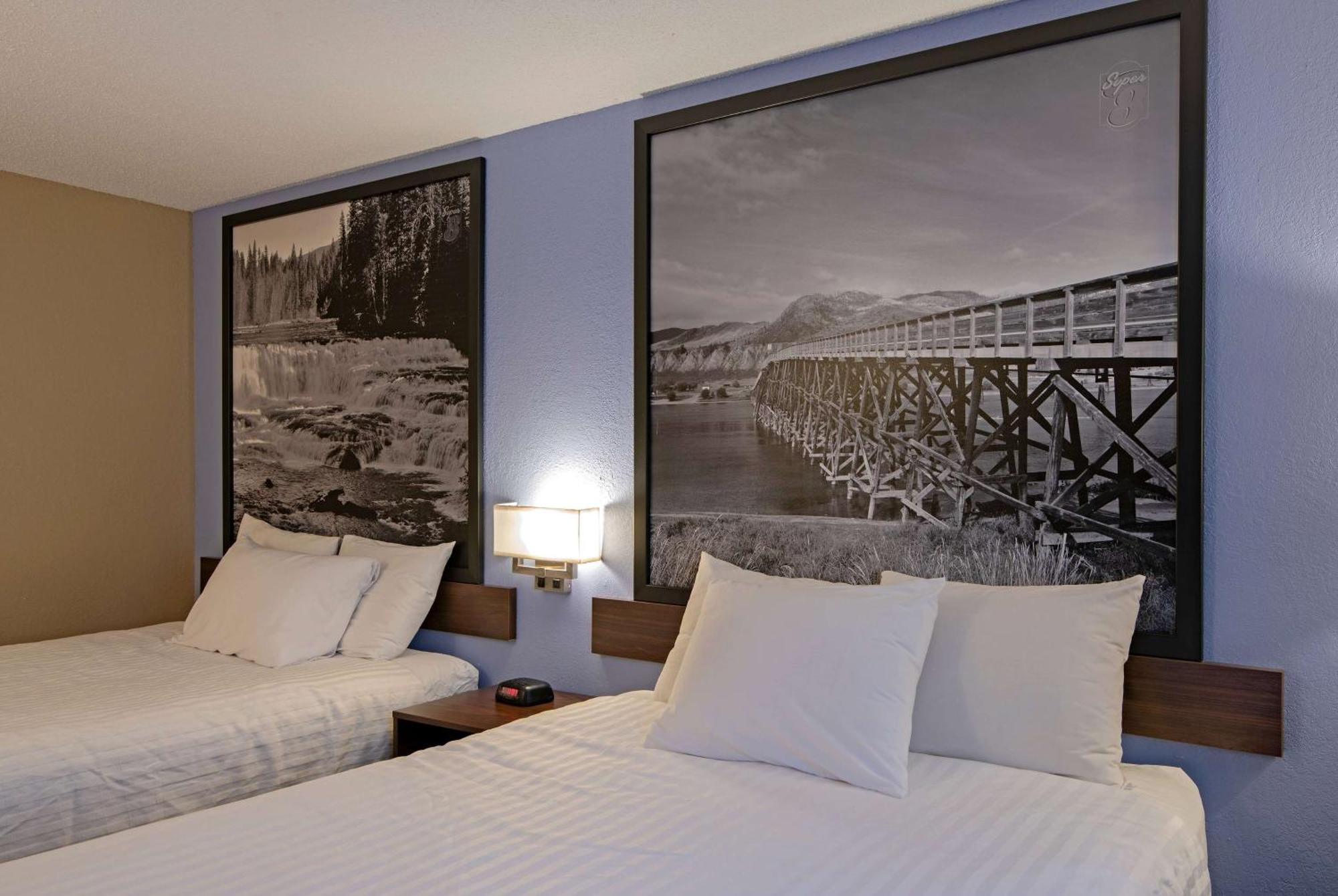 Отель Super 8 By Wyndham Kamloops On The Hill Экстерьер фото