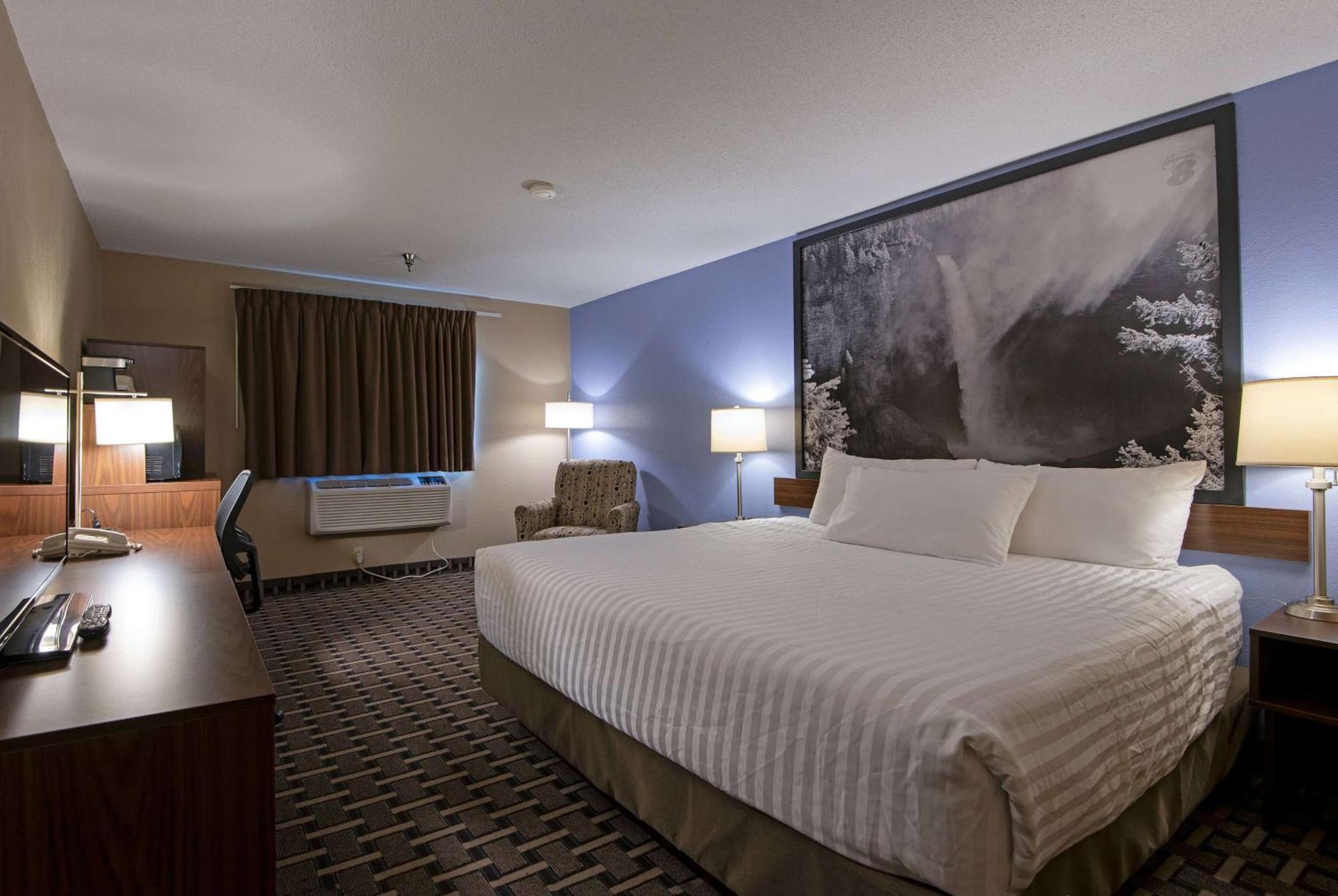 Отель Super 8 By Wyndham Kamloops On The Hill Экстерьер фото