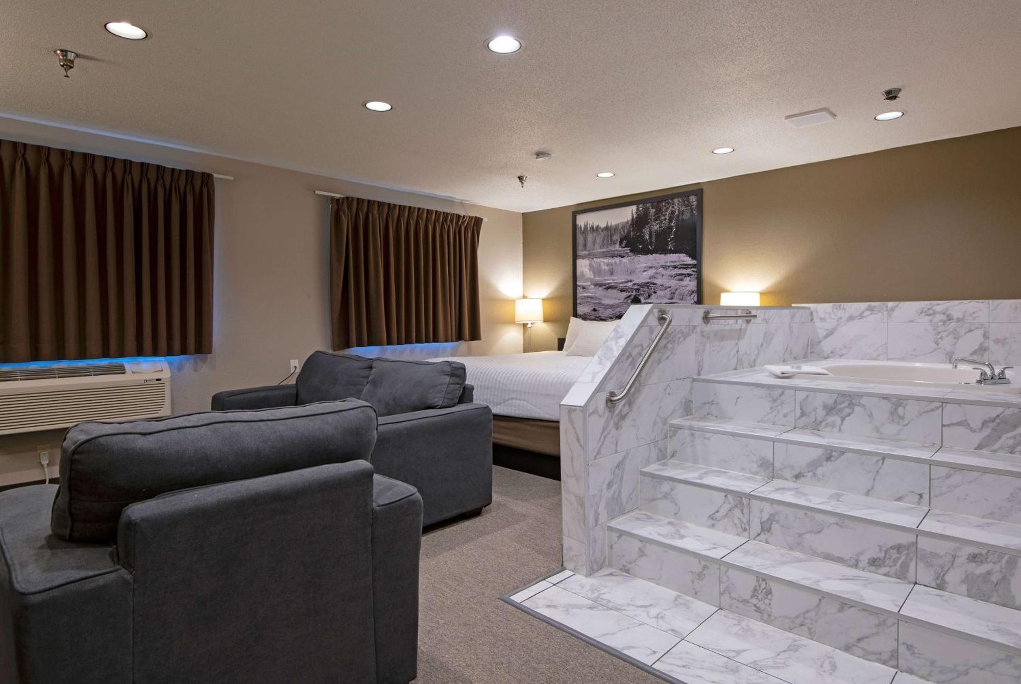Отель Super 8 By Wyndham Kamloops On The Hill Экстерьер фото