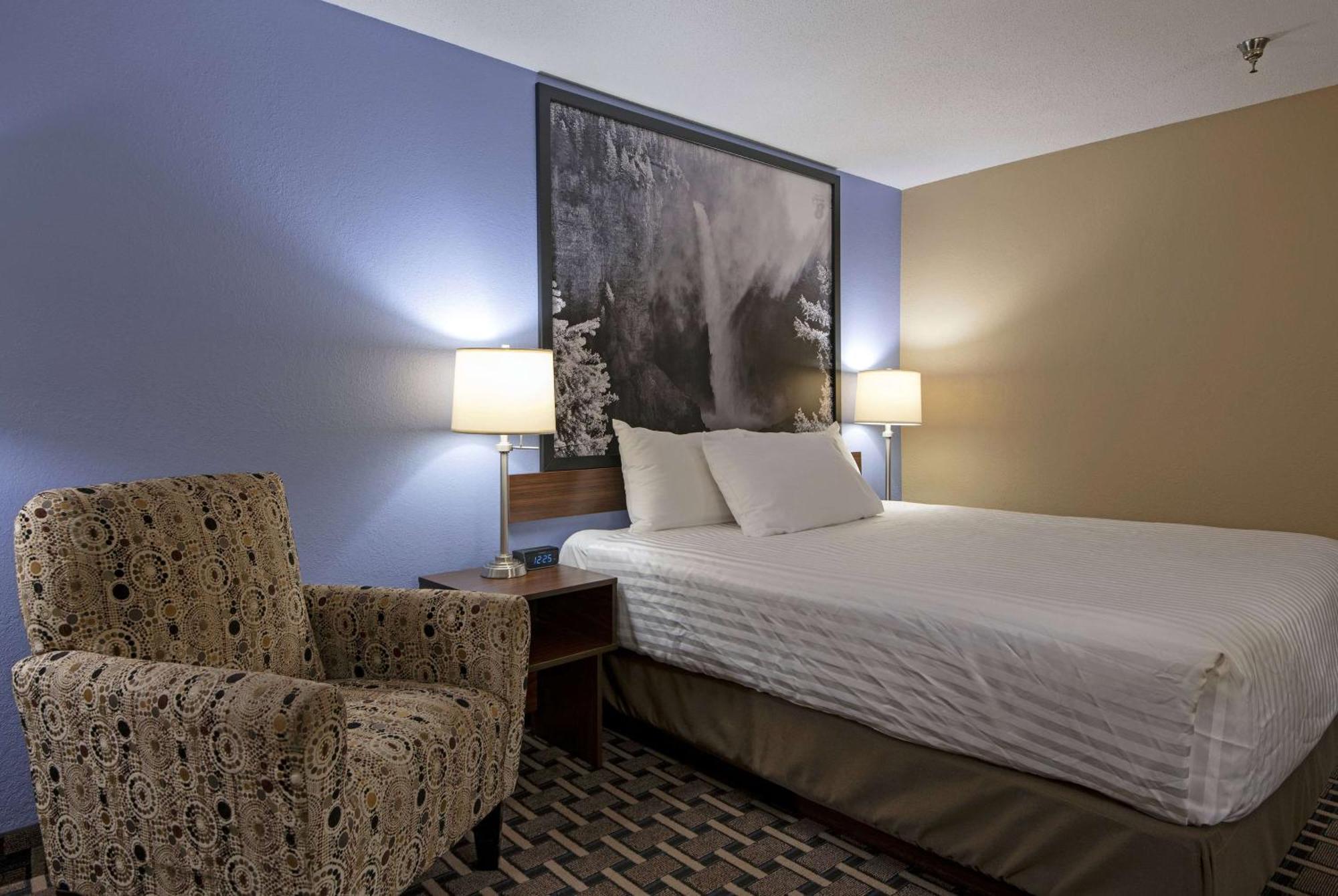 Отель Super 8 By Wyndham Kamloops On The Hill Экстерьер фото
