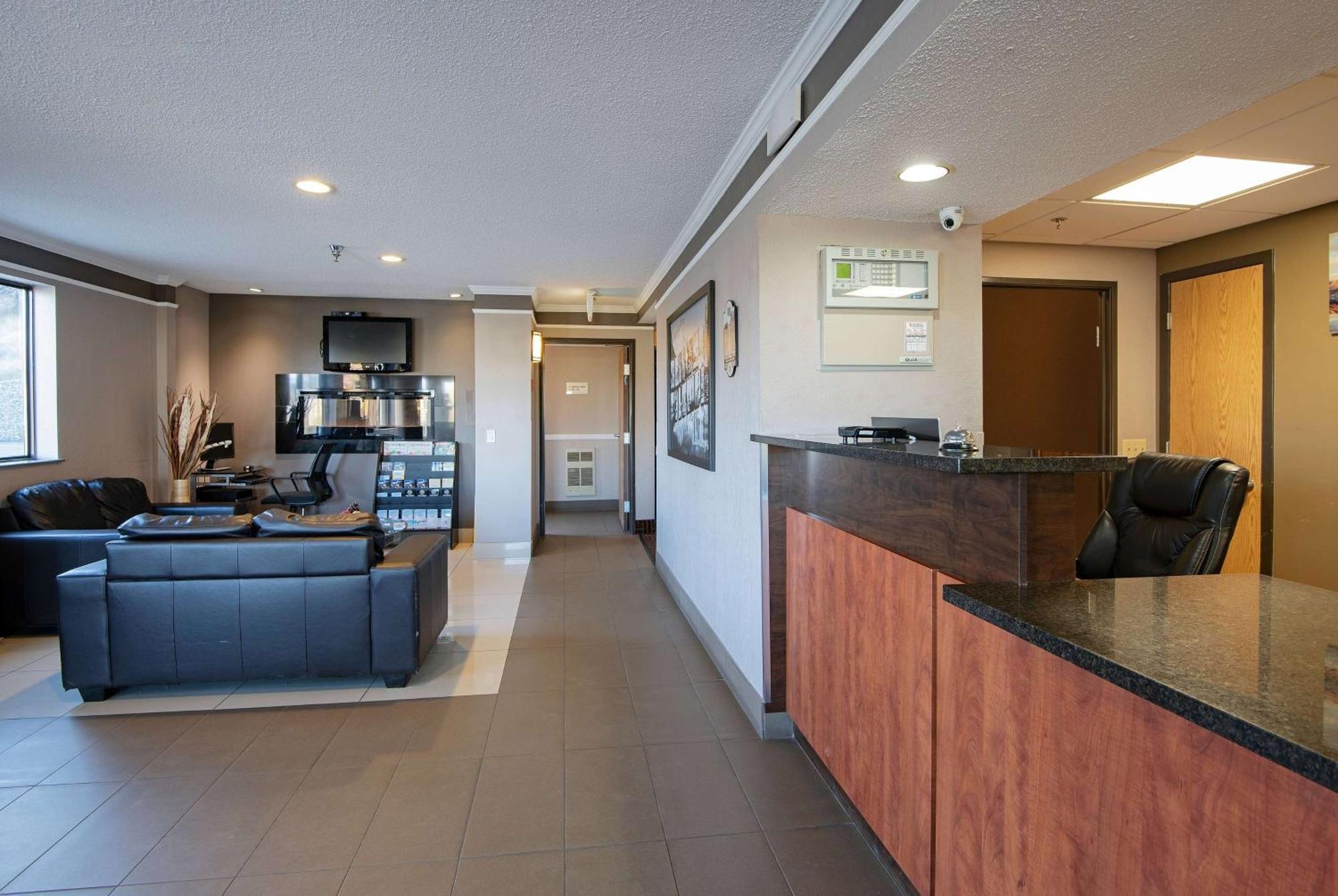 Отель Super 8 By Wyndham Kamloops On The Hill Экстерьер фото