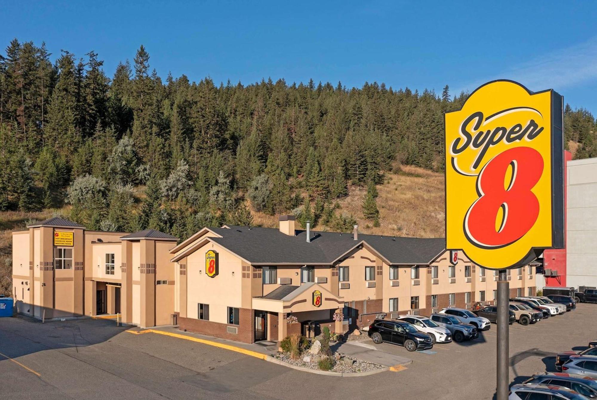 Отель Super 8 By Wyndham Kamloops On The Hill Экстерьер фото