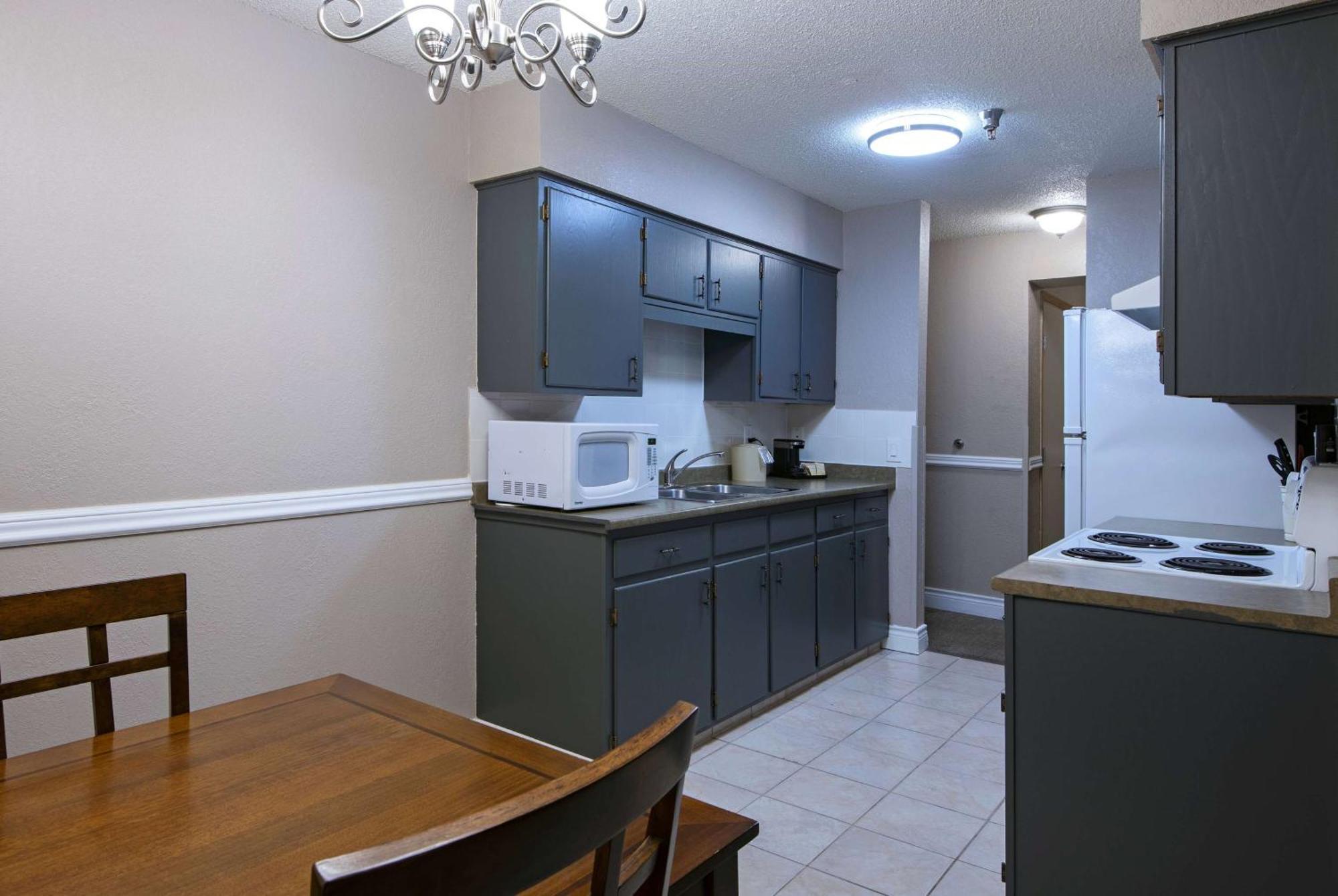 Отель Super 8 By Wyndham Kamloops On The Hill Экстерьер фото
