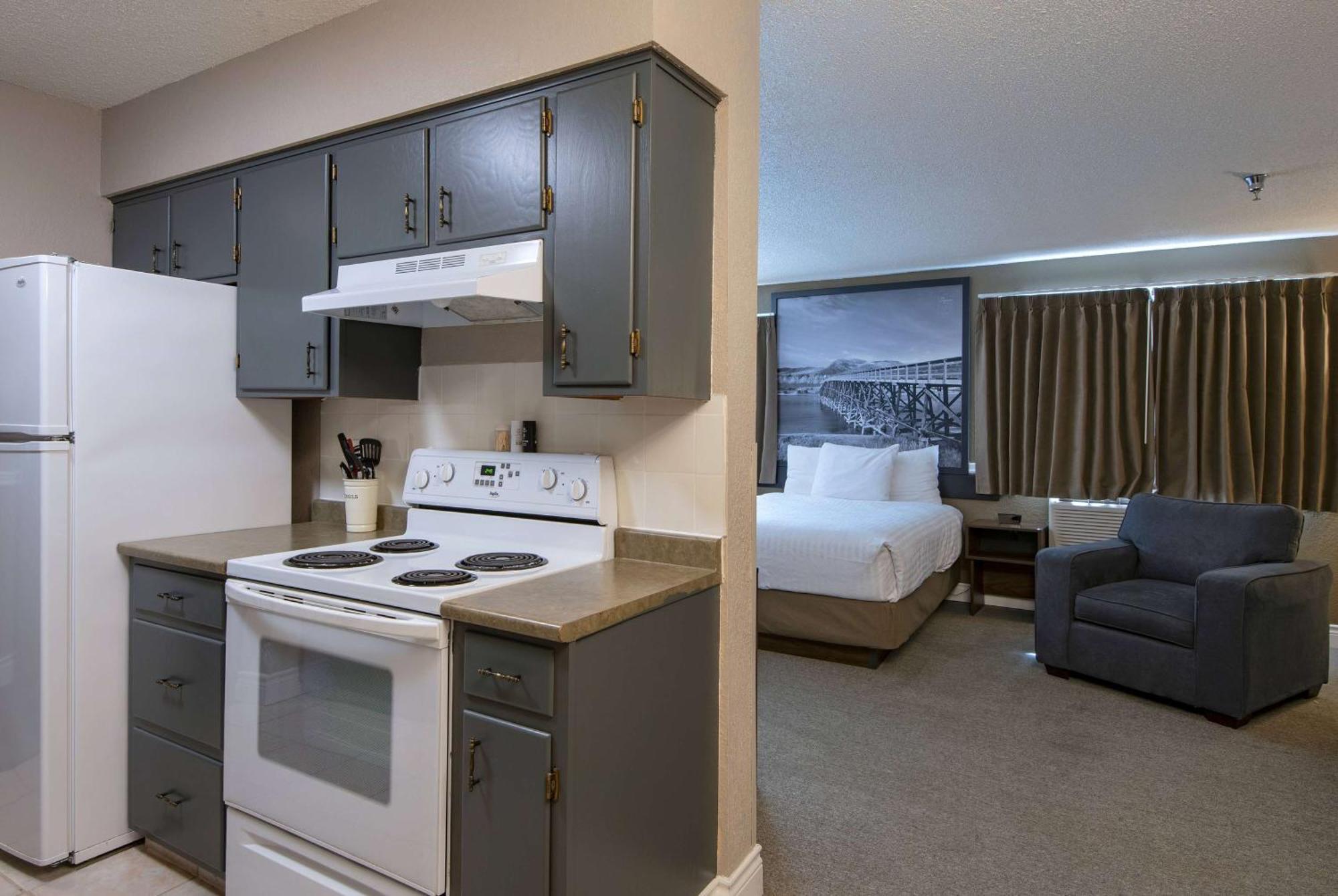 Отель Super 8 By Wyndham Kamloops On The Hill Экстерьер фото