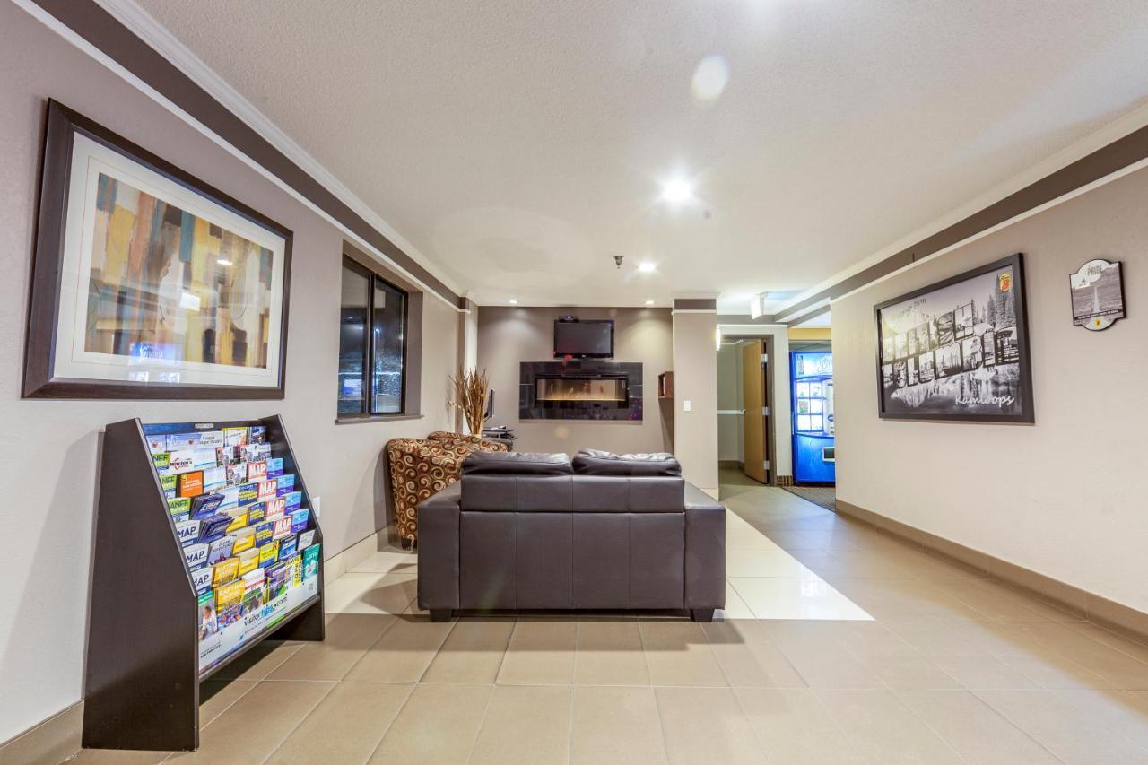 Отель Super 8 By Wyndham Kamloops On The Hill Экстерьер фото